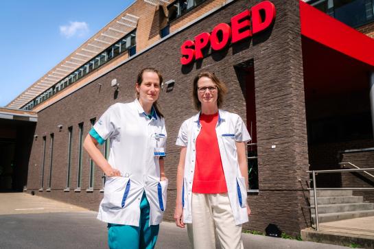 dr. Cathelijne Lyphout (links) en prof. dr. Kristien Roelens (© Jens Mollenvanger 2024)