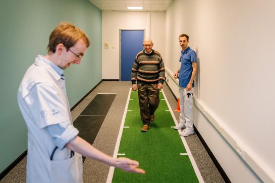 Dr. Anton De Spiegeleer geeft instructies aan een oudere patiënt