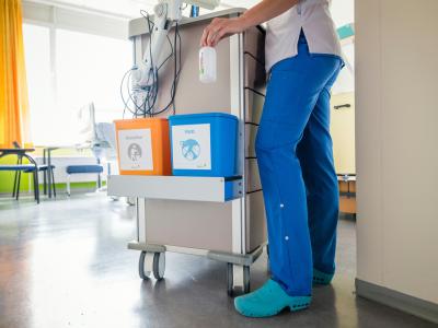 Afval sorteren op de zorgkar