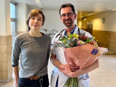 Laureaat Laurent Demulier met bloemen