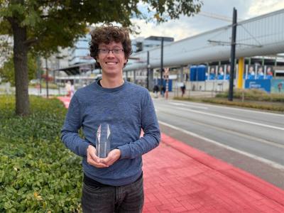 Simon Vanderschaeghe poseert met zijn REDCap-award