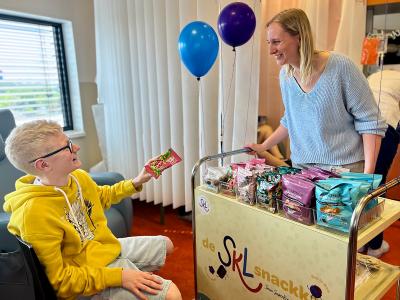 de snackkar brengt lekkers in het kinderziekenhuis