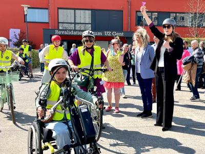 Annelies Verlinden geeft het startschot tijdens de Dag van de fietshelm