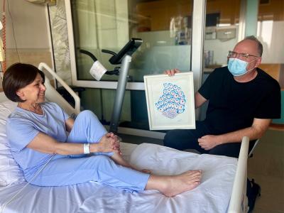 kunstenaar Jeroen Demoen toont een van zijn werken aan een patiënt