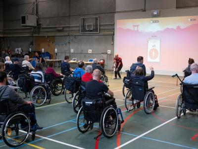 mensen in een rolstoel bewegen massaal tijdens G-sportdag