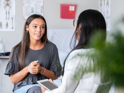 zorgverlener in gesprek met een jonge patiënt