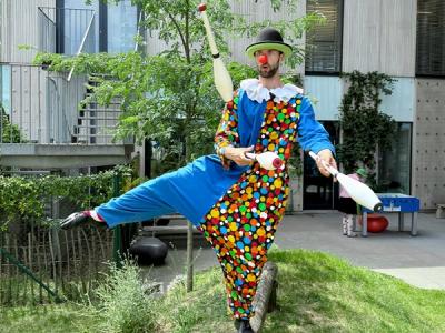 een clown van de Circusplaneet jongleert met kegels