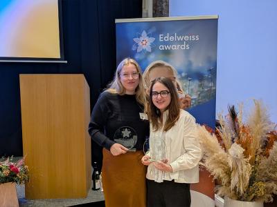 Noémie Baert en Janne Suykens met hun Edelweiss-award