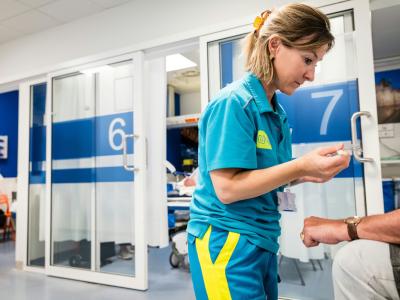 medewerker op de Spoedgevallendienst dient eerste zorgen toe
